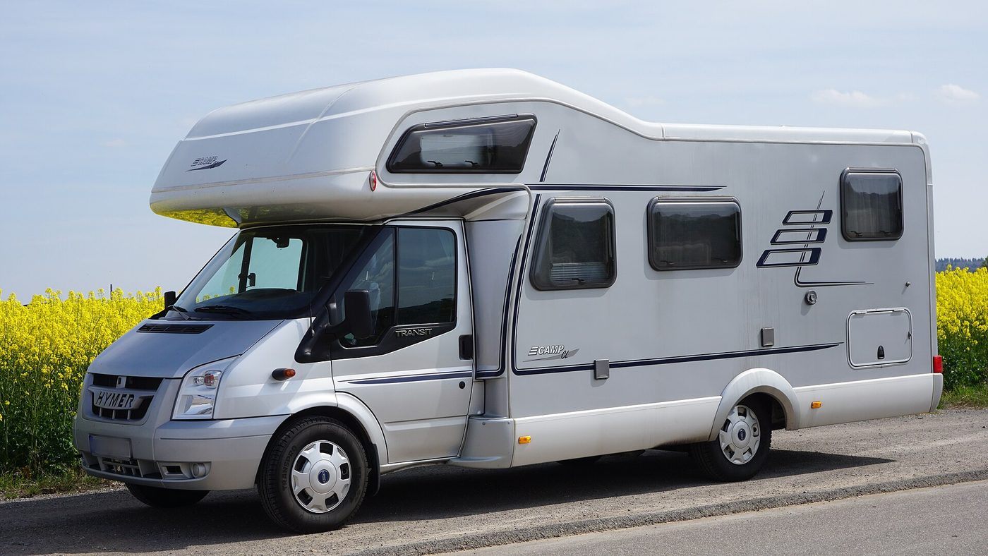 Alkoof, met het bed boven de cabine
