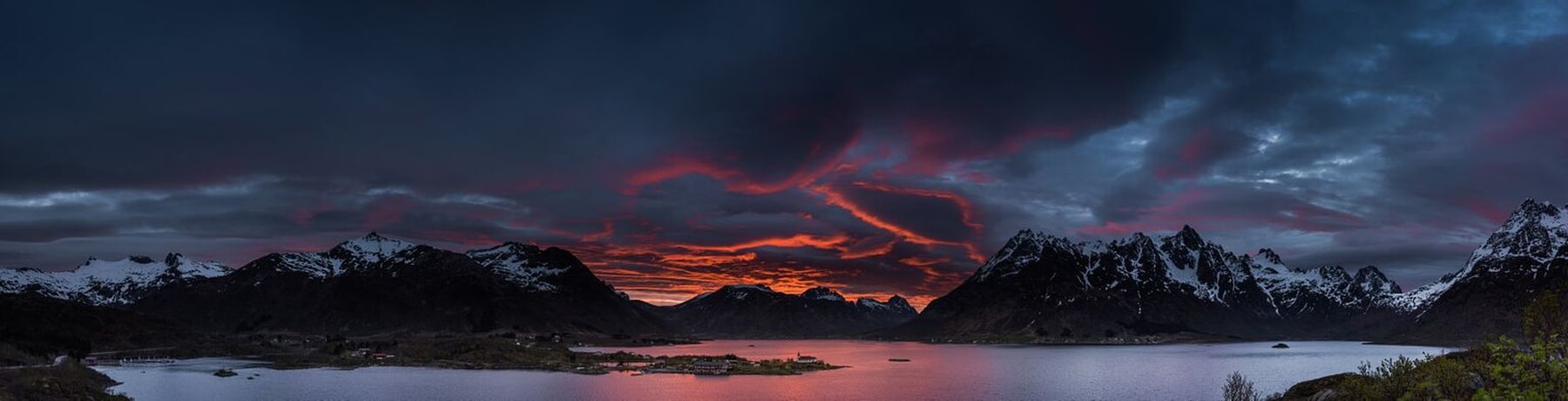 Avondlicht boven de fjorden